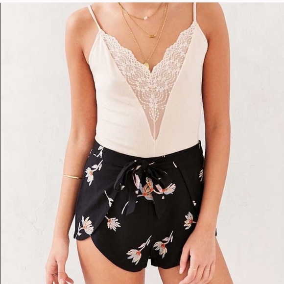 Kimchi Blue Whitney Floral Wrap Short - Picture 3 of 16